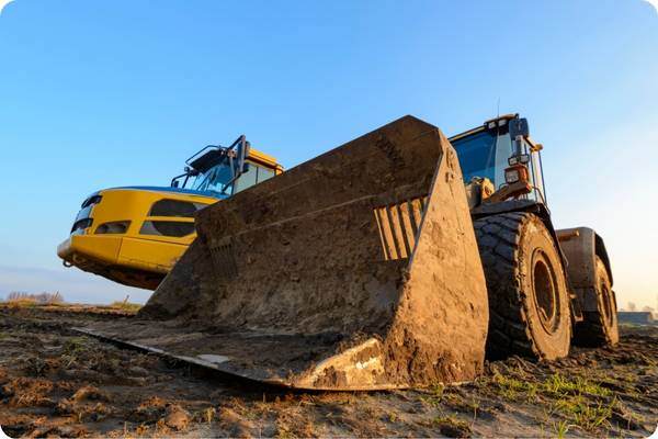 Baumaschine mit leerer Schaufel